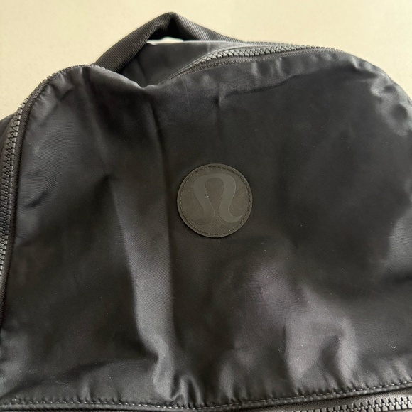 Lululemon New Crew Backpack 22L | Black 22L Lululemon Logo Backpack - Picture 7 of 14